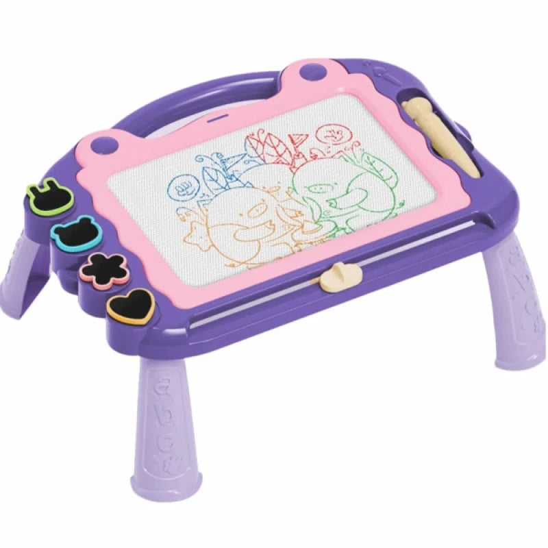 ardoise-magique-enfant-sur-pied-avec-tampons-mauve-fond-blanc