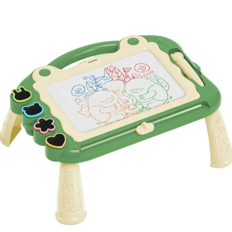 ardoise-magique-enfant-sur-pied-avec-tampons-vert-fond-blanc