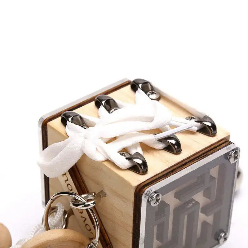 cube-montessori-busy-board-de-voyage-lacet-fond-blanc