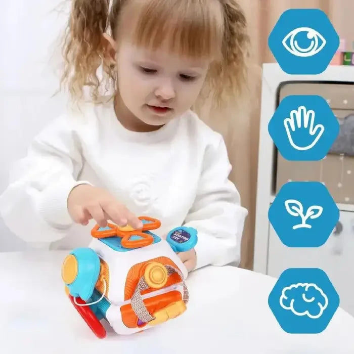 cube busy board -sensoriel-montessori-fille