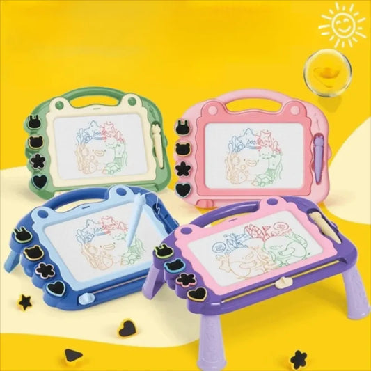 ardoise-magique-enfant-sur-pied-avec-tampins