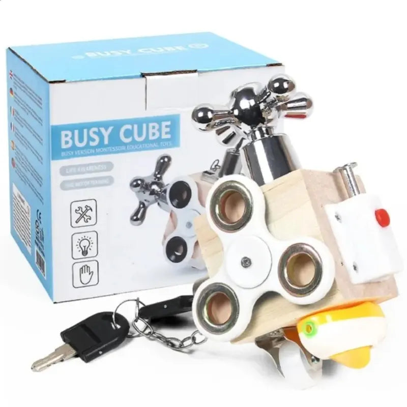 cubes-sensoriels-montessori-en-bois-busy-board-cube-cadeau-bebe-fille-1-an-fond-blanc                                       