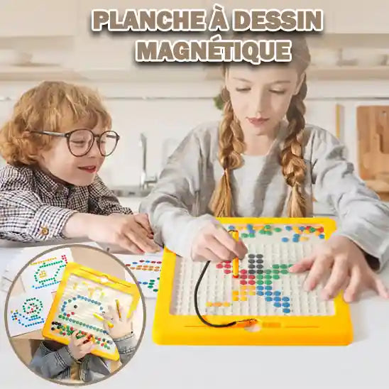 des-freres-qui-dessinent-sur-la-tablette-magnetique-montessori