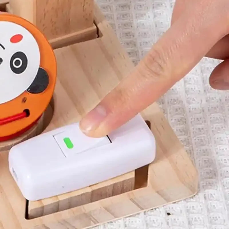 mini-busy-board-bois-bebe-1-an-busy-board-montessori-voyage