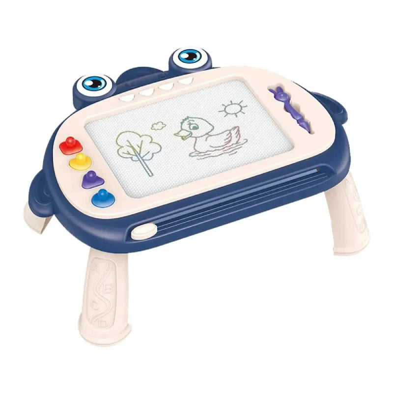 tableau-bebe-sur-pied-avec-tampons-et-stylet-bleu-fond-blanc                      