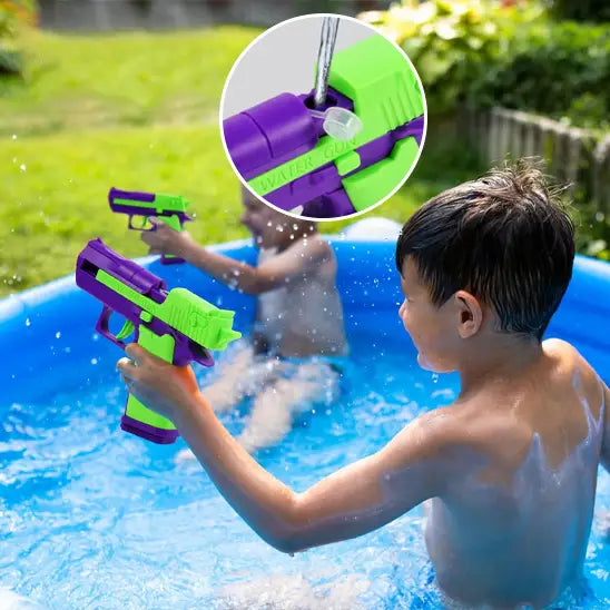 un_garcon_avec_mini_pistolet_a_eau
