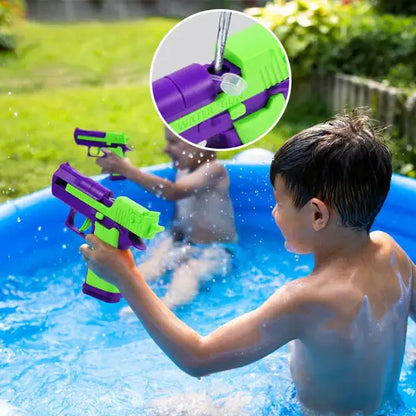 un_garcon_avec_mini_pistolet_a_eau