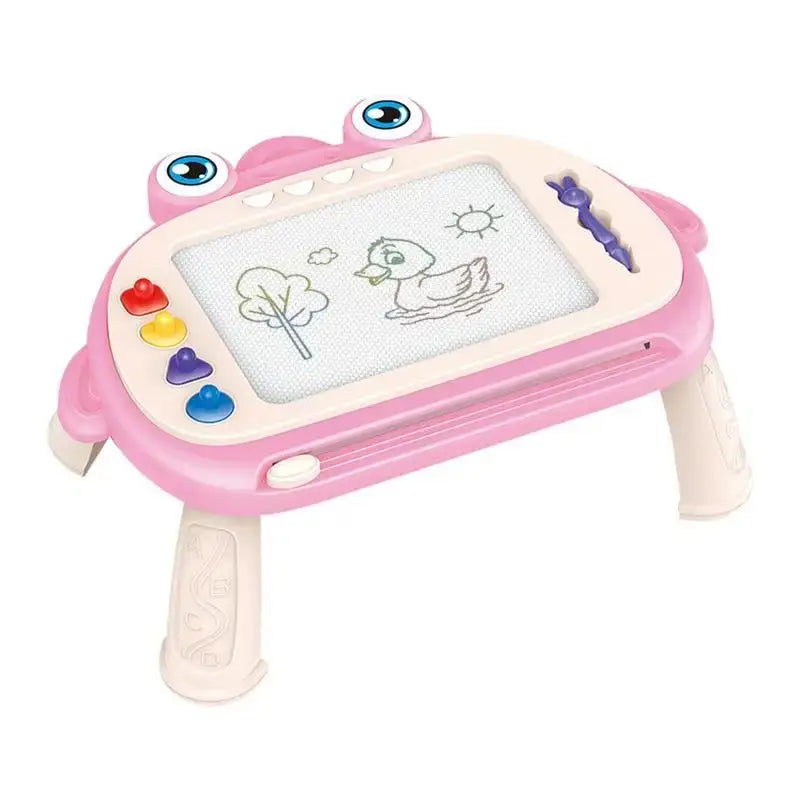 une-tableau-bebe-sur-pied-avec-tampons-et-stylet-rose-fond-blanc                      